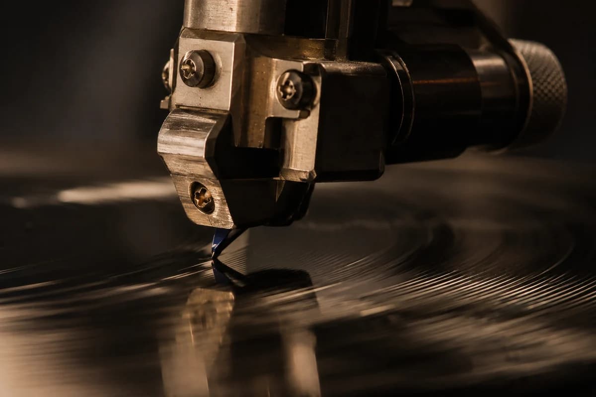Illustration of a cutting stylus tracing the grooves of a record